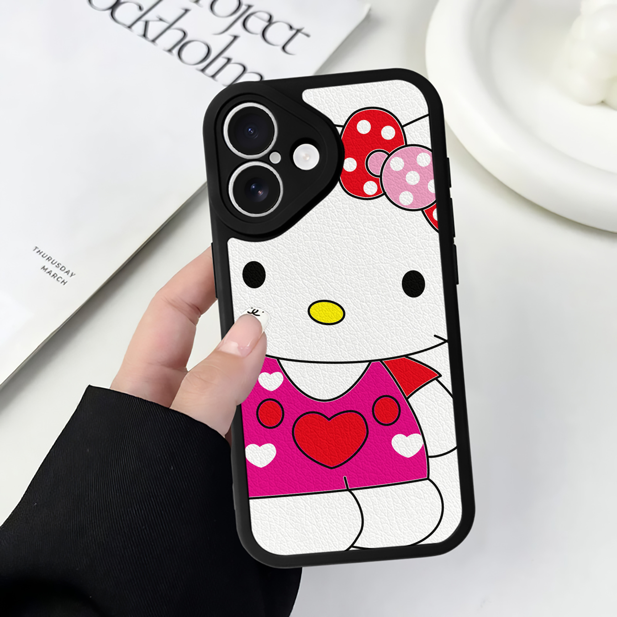 （画像用） Hello Kitty ハローキティ 【iPhone 16シリーズ対応】シリコンスマホケース（レザー調） 材質：シリコン
